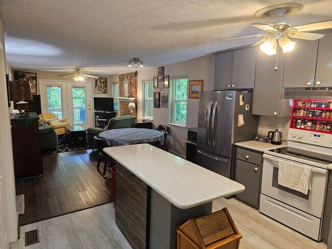 Foto del edificio - Charming 2-Bedroom 2-Bathroom Furnished Ho...