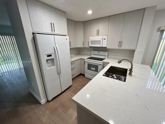 Foto del edificio - 5580 NW 102nd Ct