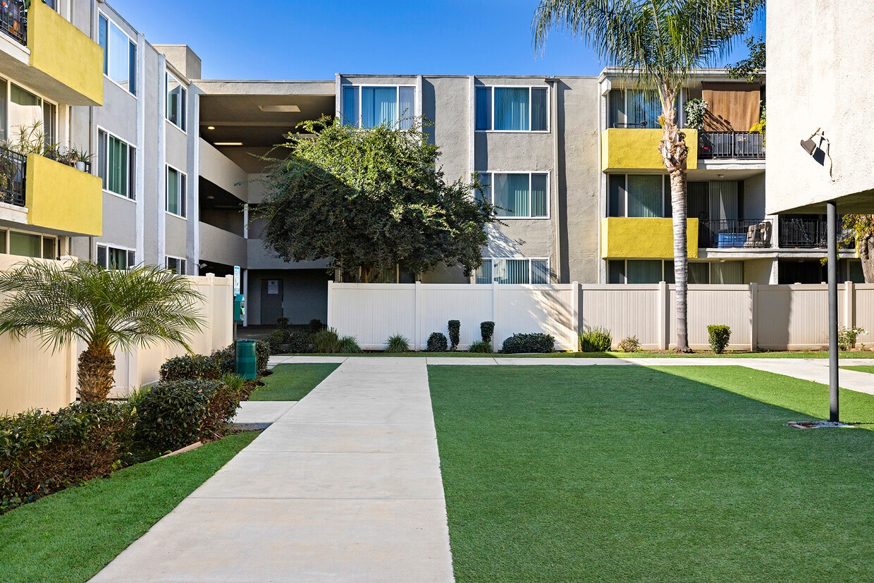 RESIDENCES AT WOODLAKE Apartments in Los Angeles, CA Westside Rentals