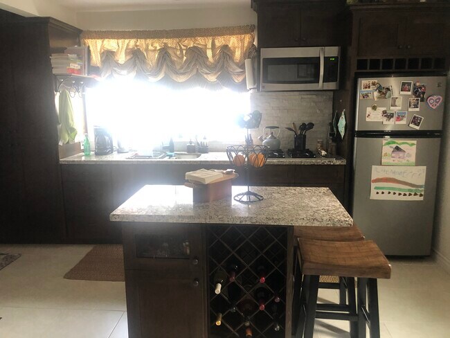 Kit - 2492 S Bundy Dr