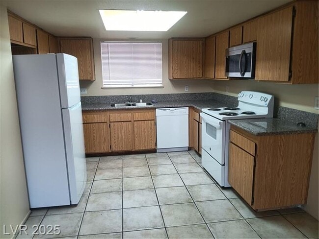 Building Photo - AVAIL NOW 7/21/25 TOWNHOME 3/2 WITH BACKYARD