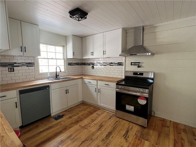 Foto del edificio - 5688 Henderson Mountain Rd