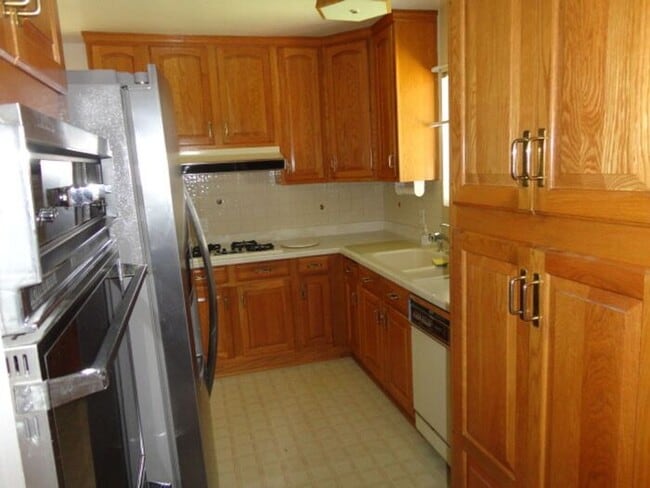 Building Photo - Beautiful 3 + 2 Pool Home Lake Balboa