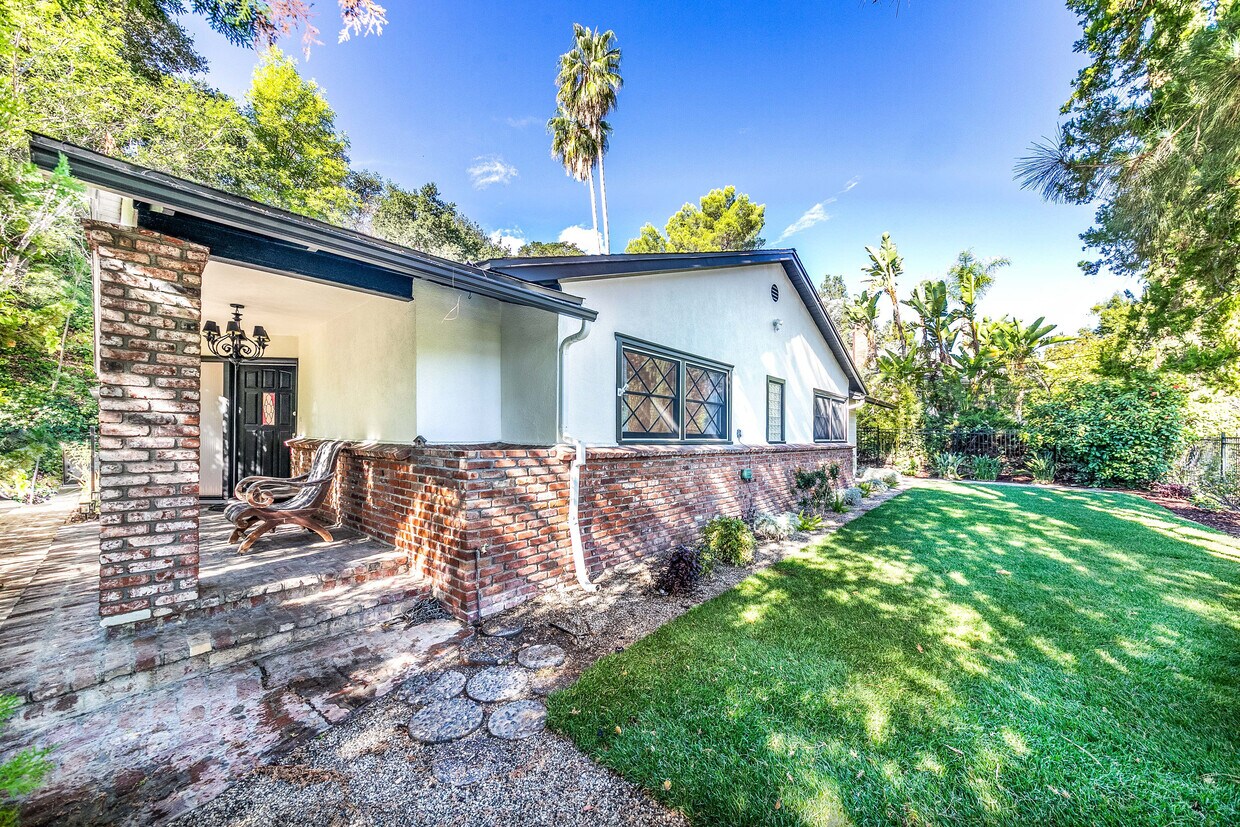 Foto principal - 16934 Mooncrest Dr