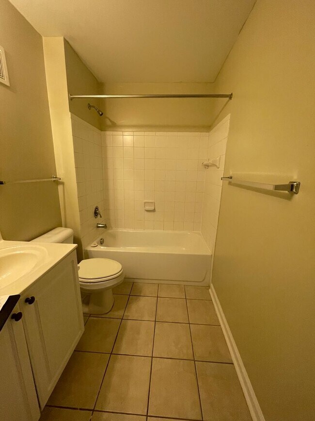 Building Photo - 1121 Tree Top Way