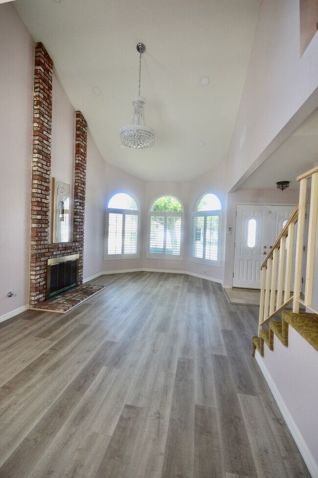 Foto del edificio - 3 Bedroom plus Loft in Great Anaheim Hills...