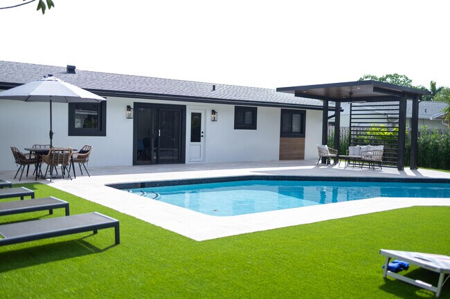 Foto del edificio - 3144 Capri Rd