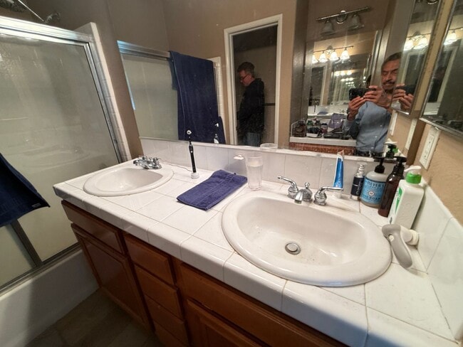 Foto del edificio - Gated 3 br townhome 2 garages fenced yard