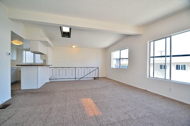 Building Photo - 325 10th Plz