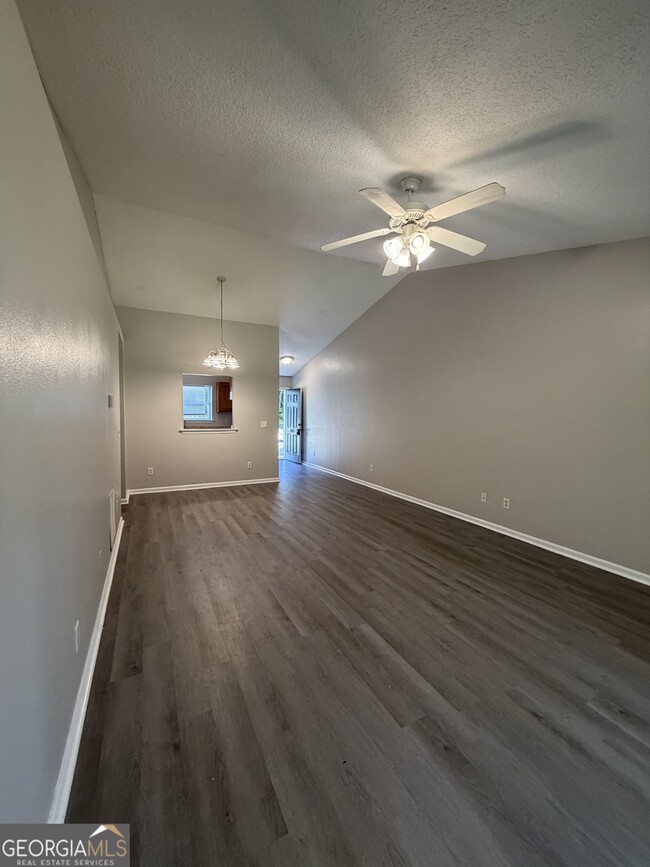 Building Photo - 707 E Lawnwood Ave