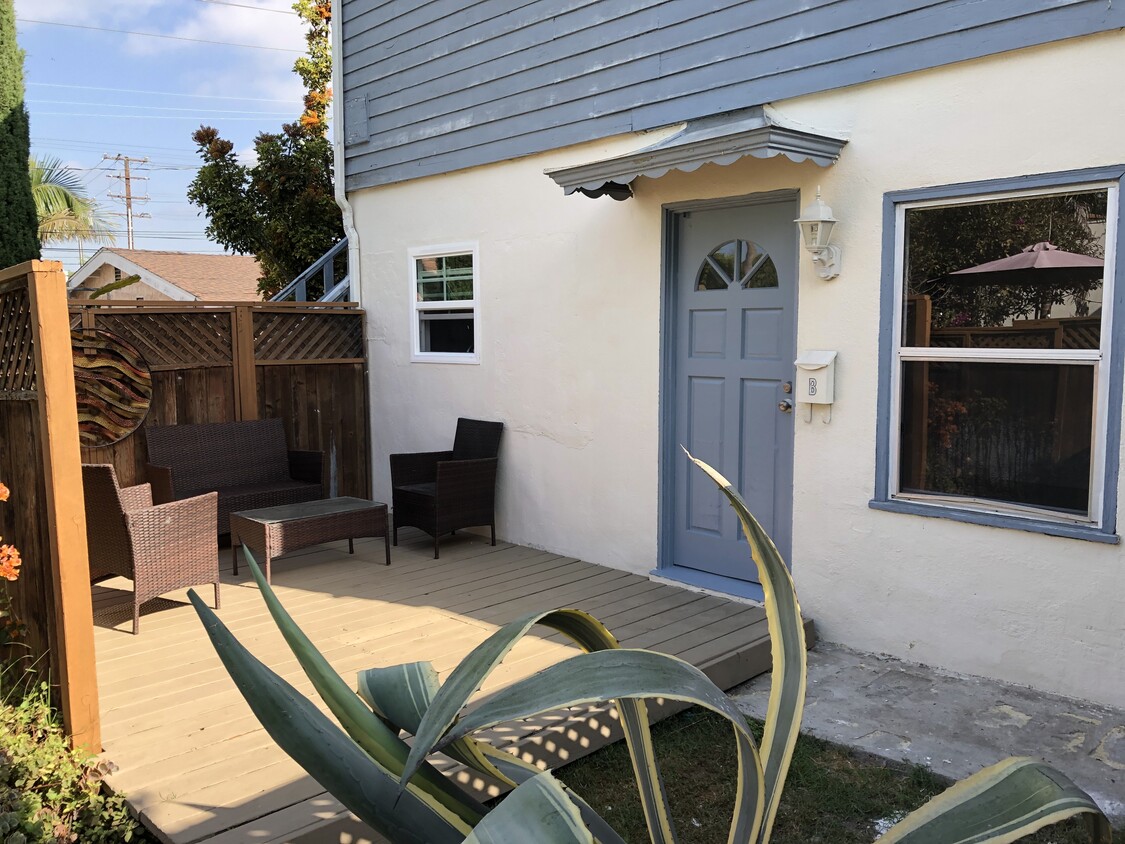 Entrance with patio - 1811 18th St