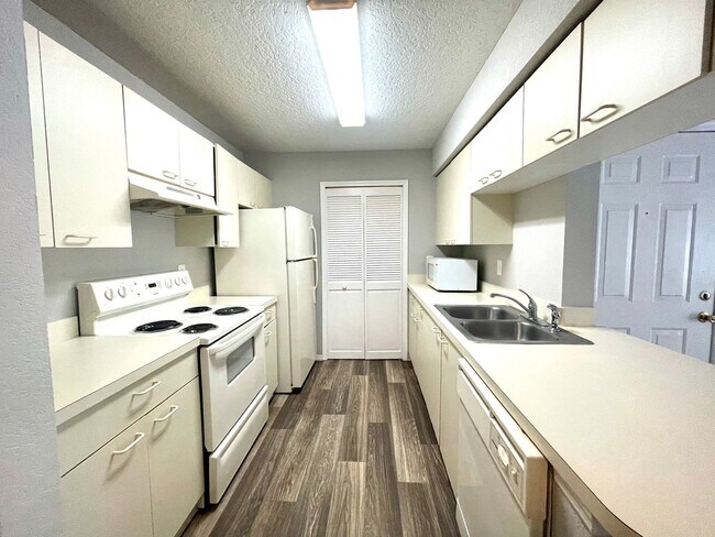 Building Photo - GREAT 1/1 CONDO IN WATERFORD LANDING