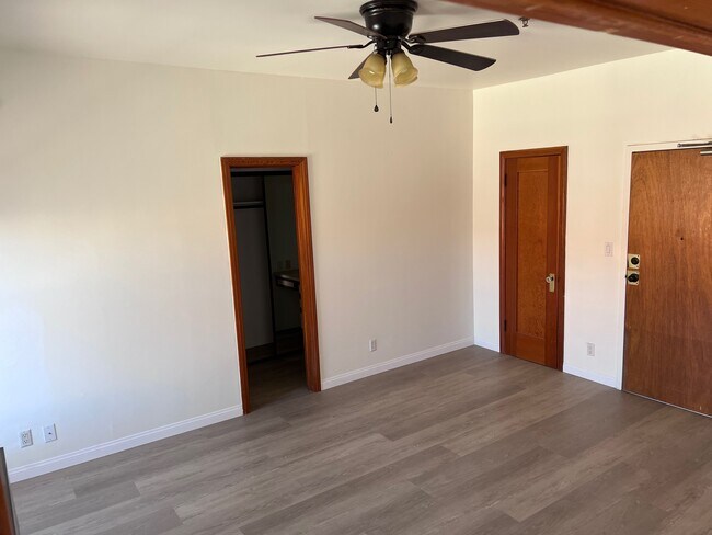 Pisos de madera nuevos - 636 S Burnside