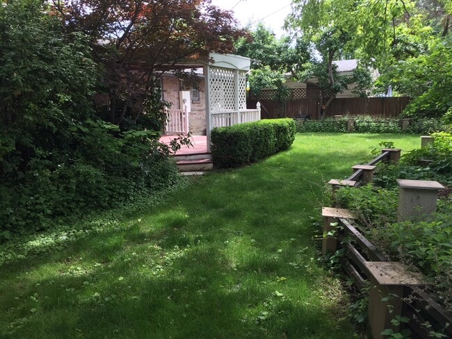 Building Photo - Adorable 2 bedroom 1 bathroom located on the Boise Bench.