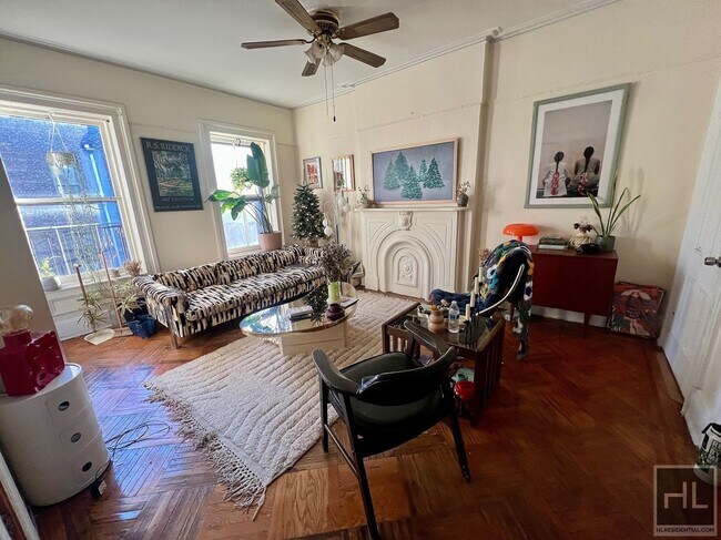 Foto del edificio - 2BR 1BA Sunny Top Floor Sprawling Brownstone On Clinton Hill / Bedstuy Border