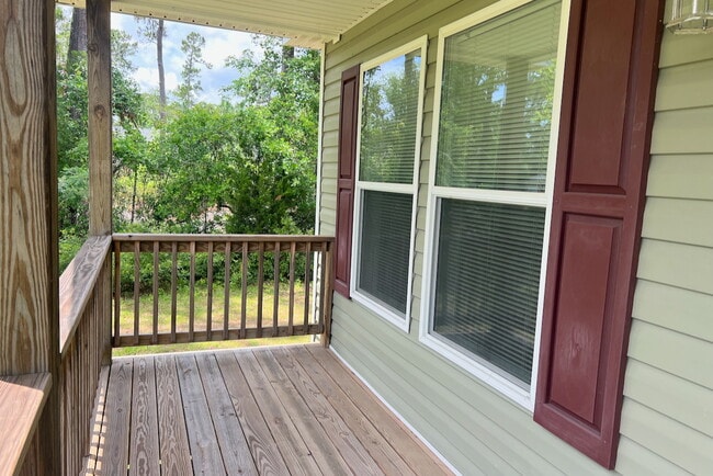 Building Photo - 1585 Country Club Dr