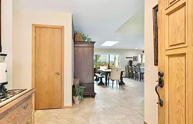 Building Photo - Amazing Location & Sprawling Country Livin...