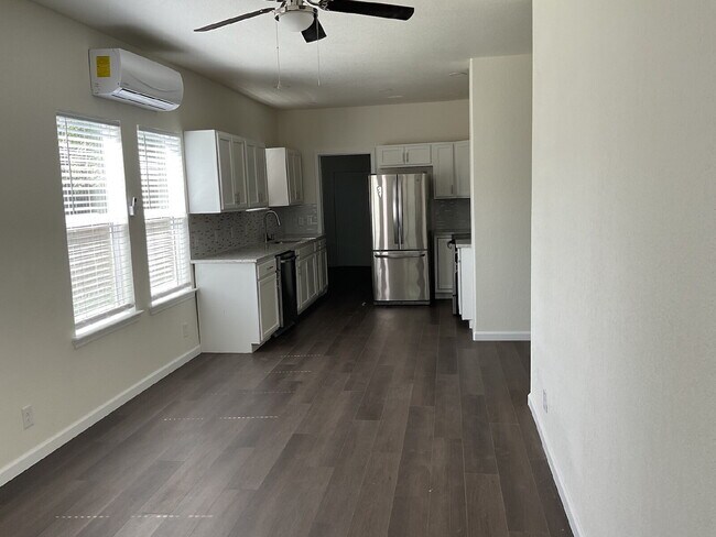 Building Photo - 3 Bedroom House with Den/Extra Room