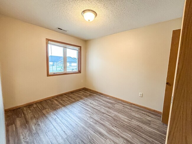 Foto del edificio - 1627 Gunston Dr