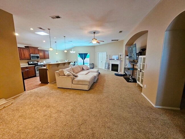 Foto del edificio - Spacious Golf Course Area Home with 4 Bedr...