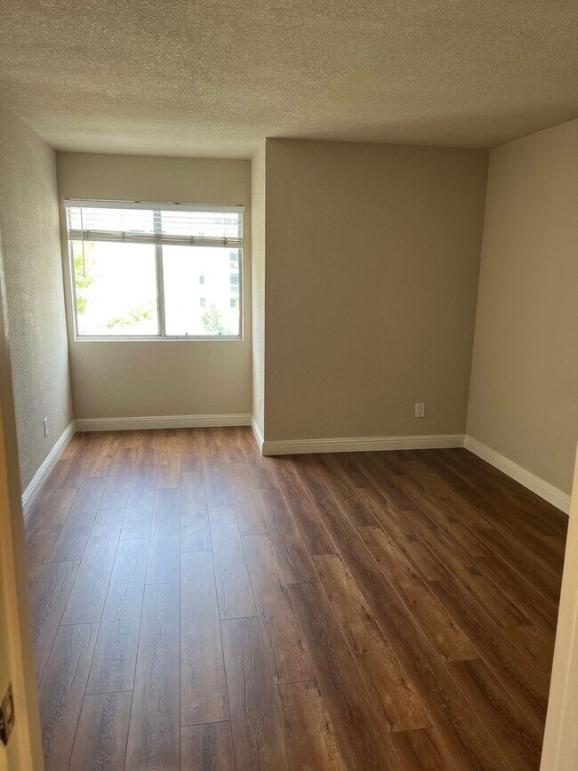 Foto del edificio - Sunny 1BR in Prime Oakland Location - Pool...