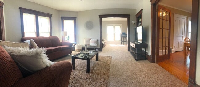 Building Photo - Large 4-Bed House in Historic Cedar Falls