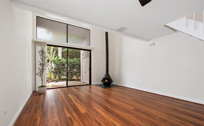 Foto del edificio - Bright & Spacious Unit with Natural Light