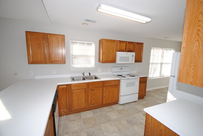 Building Photo - Adorable 3 Bedroom, 2 Bath, Open Floorplan...