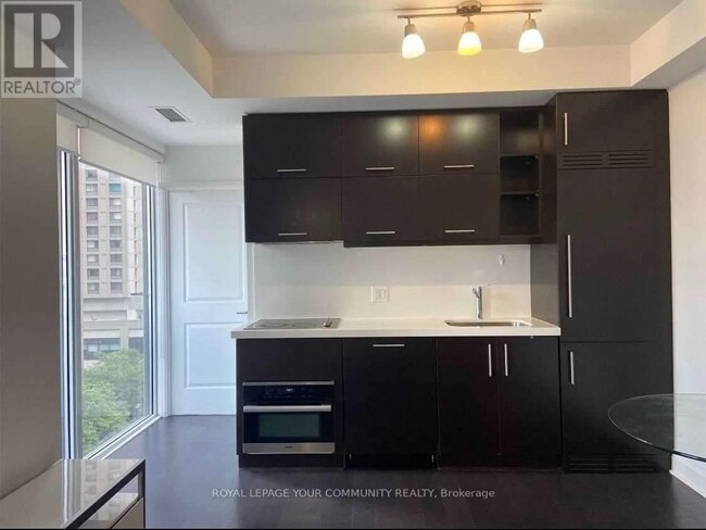 Building Photo - 2803-65-865 St Mary St