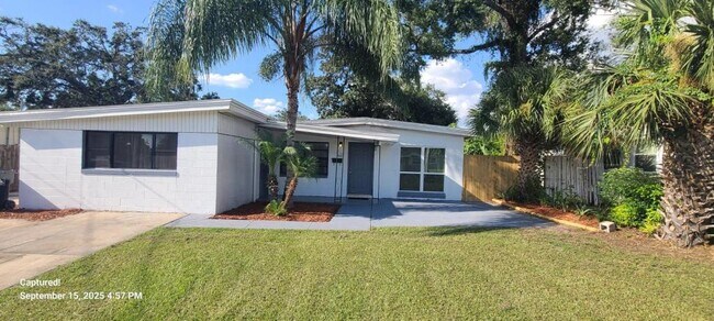 Building Photo - 2027 Bentley St