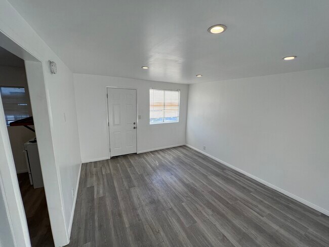 Building Photo - 219 E 84th Pl