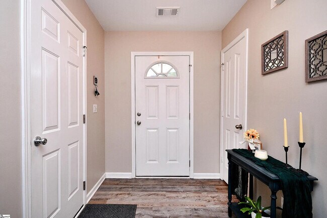 Building Photo - 3 Bedroom 2.5 Bathrooms