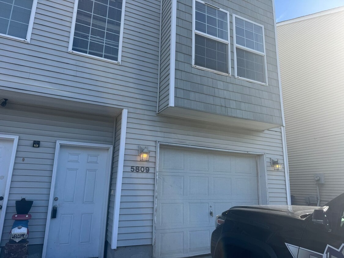 3 Bed, 2 Bath Townhouse Available! - 3 Bed, 2 Bath Townhouse Available!