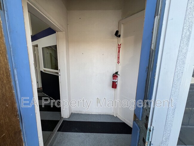 Foto del edificio - 652 Old Coors Dr SW