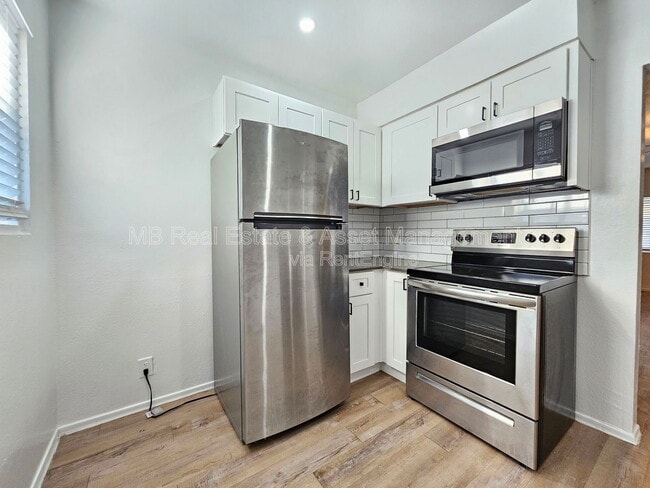 Building Photo - 1521 E Oak St