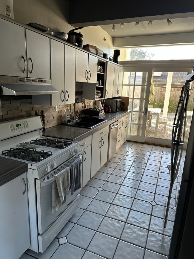 Building Photo - 2234 Via Aprilia