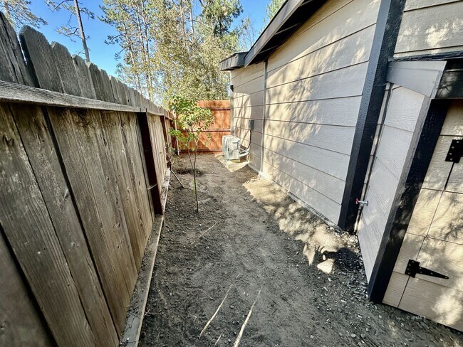 Building Photo - 2 Bedroom in Town Rental