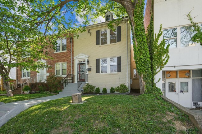 Building Photo - Charming and very Spacious 3 BR/3.5 BTH in...