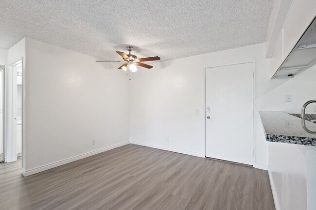 Building Photo - Updated 2BD/2BA Apartment IN SYLMAR
