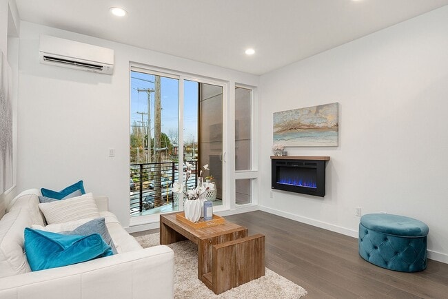 Photo - Stylish, Bright and Efficient 2 bed 1.75 Bath Townhome. Walk to U-Village!