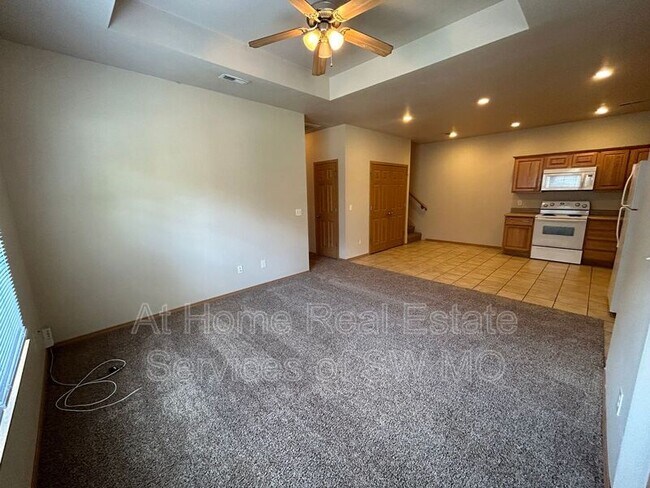 Building Photo - 615 S Landen Ave