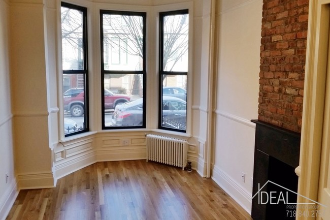 Building Photo - NO FEE 1 Bedroom With Private Backyard