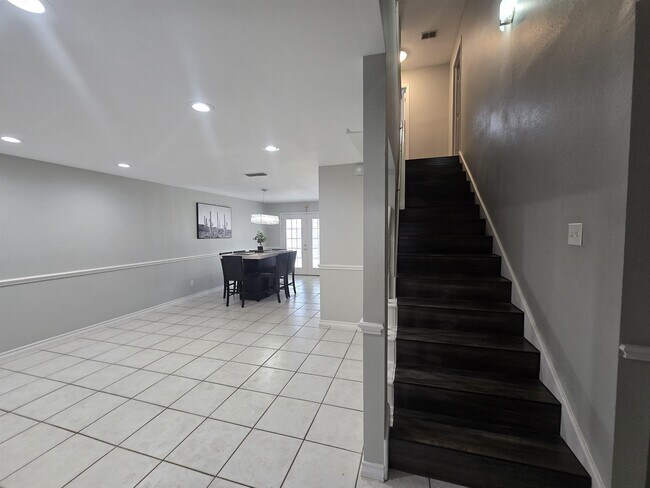 Foto del edificio - 9819 Sweetwind Dr