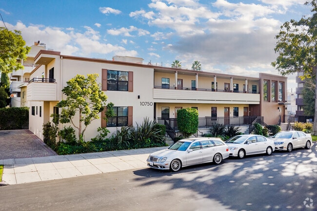 Building Photo - Luxe West