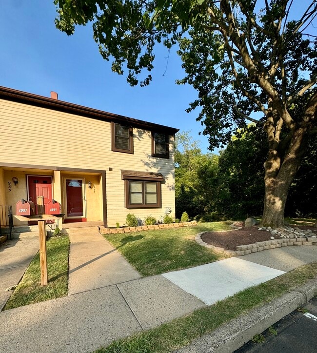 Building Photo - 933 Bancroft Pl