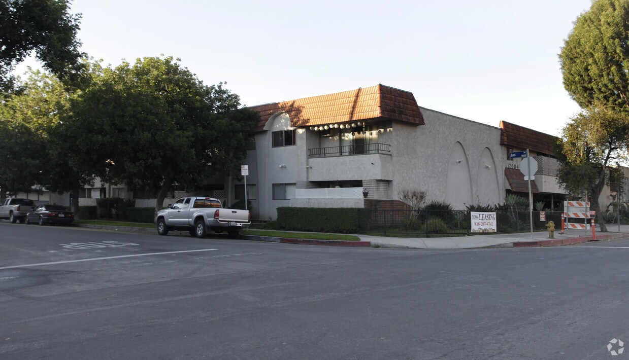 Primary Photo - 12004 Kling St