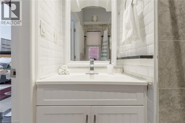 Building Photo - 7 Hess St N