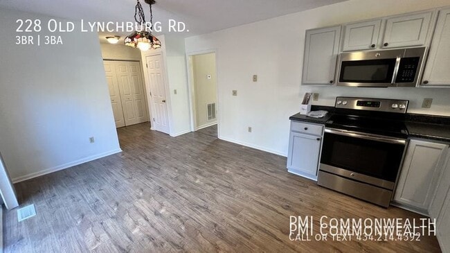 Building Photo - 3 Bed / 2.5 Bath Single Family with fenced...