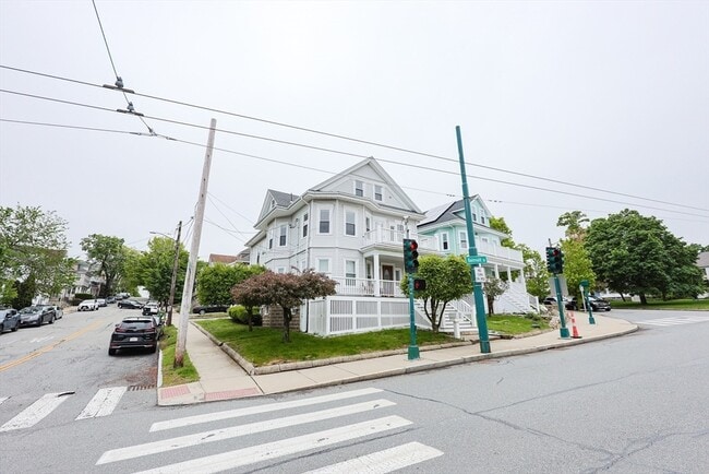 Building Photo - 294 Belmont St