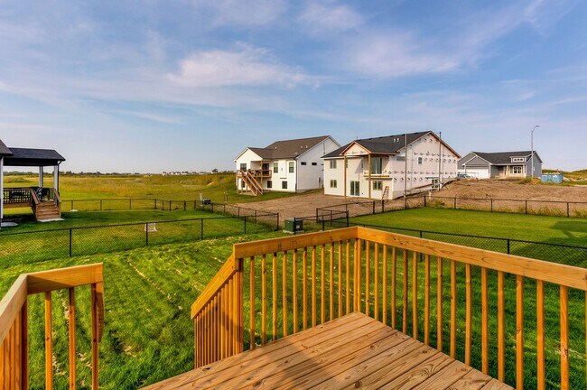 Foto del edificio - Prime Living: A Spacious Haven with Fenced Backyard in Ankeny